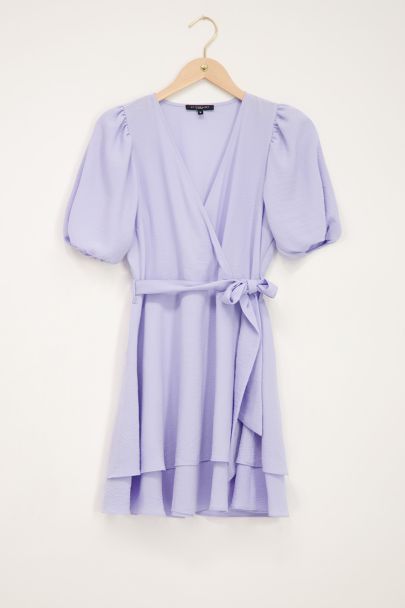 Robe lilas avec volants superposés et manches bouffantes