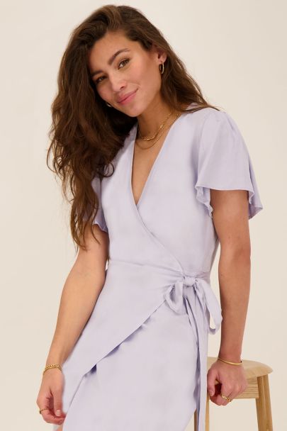 Robe midi portefeuille lilas à manches papillon