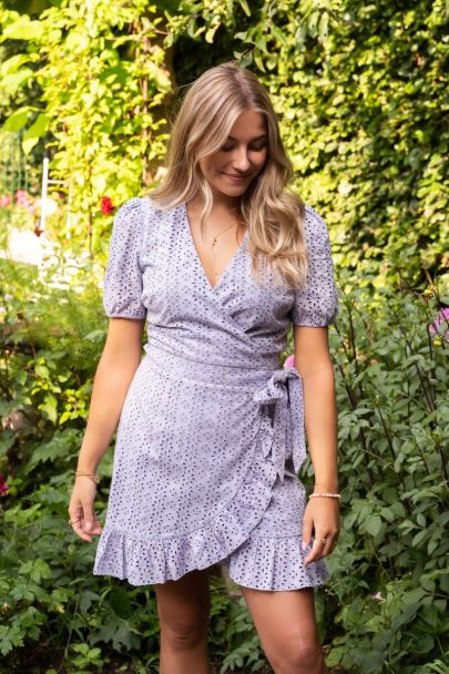 Robe portefeuille lilas en broderie 
