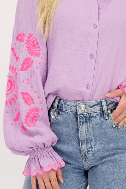 Fliederfarbene Bluse mit pinker Stickerei 