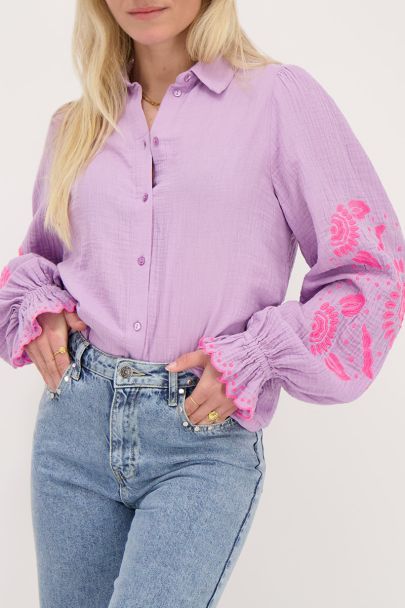 Fliederfarbene Bluse mit pinker Stickerei 
