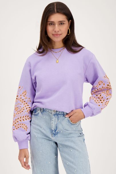 Lila sweater met embroidery mouwen