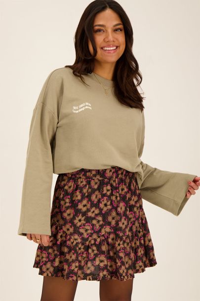Pull taupe avec texte en forme de vague