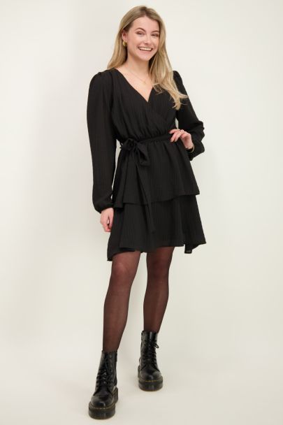 Zwarte jurk met laagjes en strik