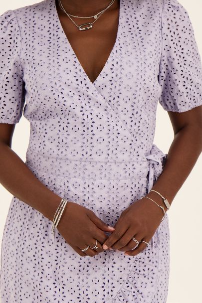 Robe portefeuille lilas en broderie 