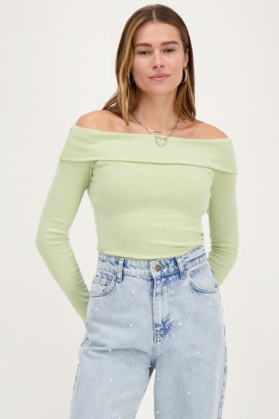 Groene off-shoulder top met rib structuur