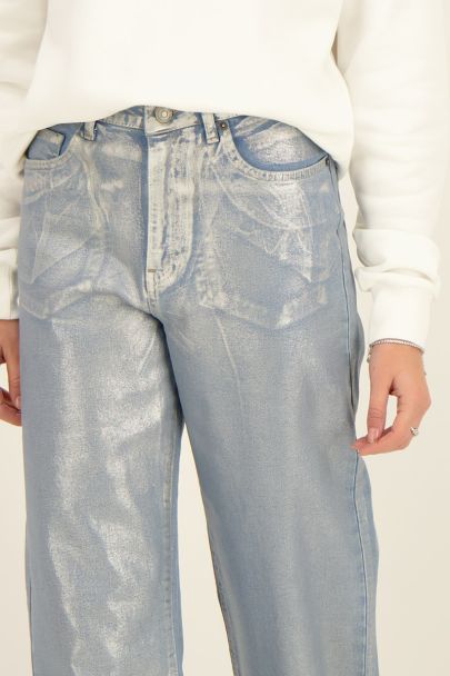 Blauwe jeans met zilveren coating
