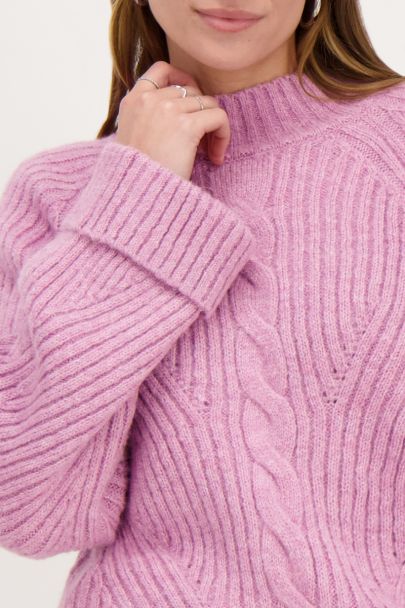 Roze trui met opgerolde mouwen