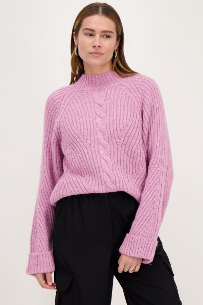 Pinker Pullover mit gekrempelten Ärmeln