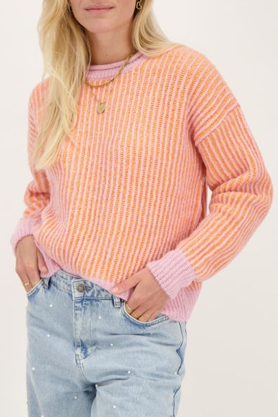 Oranje gebreide trui met lichtroze strepen