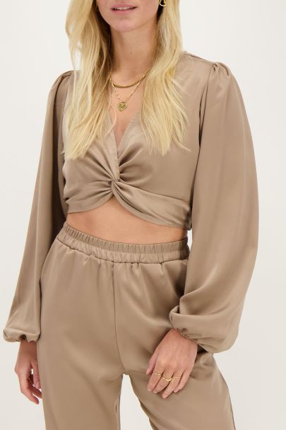 Top en satin beige avec bouton