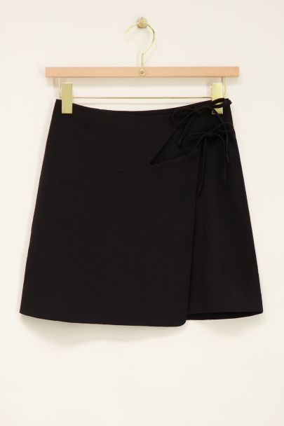Zwarte wikkelrok met dubbele knoop