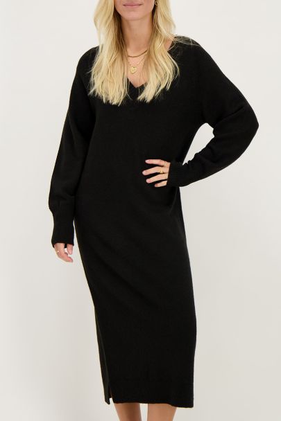 Robe longue noire avec col en V