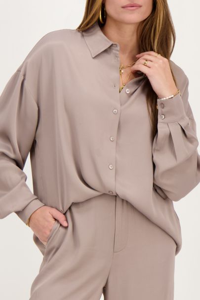 Taupefarbene Oversized-Bluse im Satin-Look