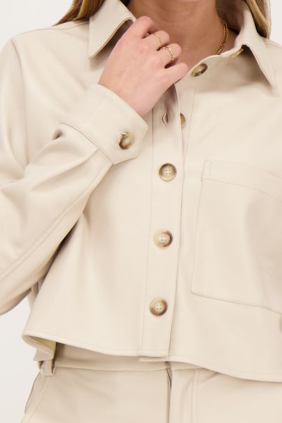 Chemise courte beige en similicuir
