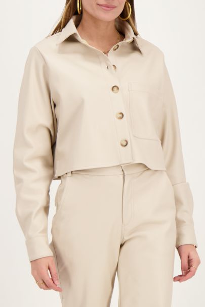 Chemise courte beige en similicuir