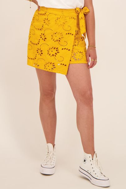 Okergele skort met bloemen crochet