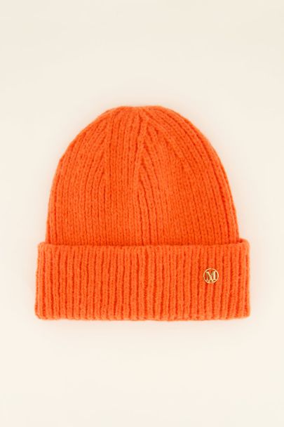 Orangefarbene Mütze mit Rippenstrick