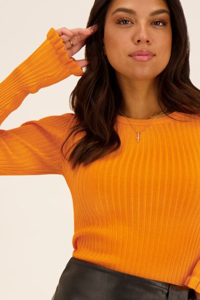 Orangener Pullover mit Streifen und Rüschenärmeln