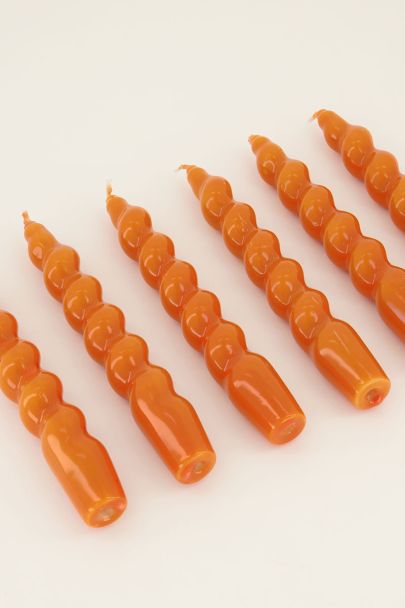 Oranje gedraaide kaarsenset