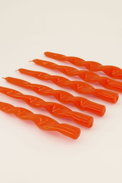 Oranje kaarsenset gedraaid