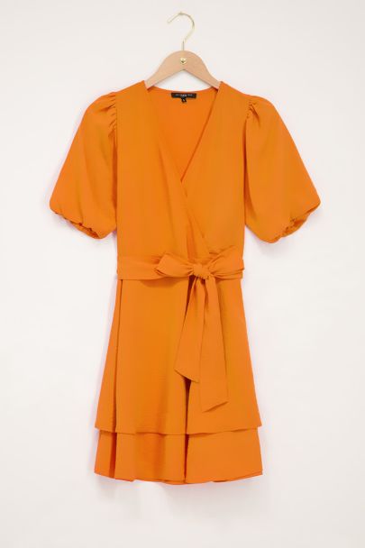 Orangefarbenes Kleid mit Lagen und Puffärmeln