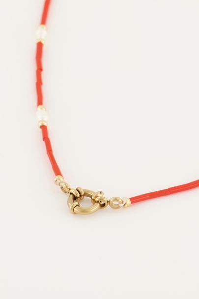 Halskette mit orangefarbenen Perlen