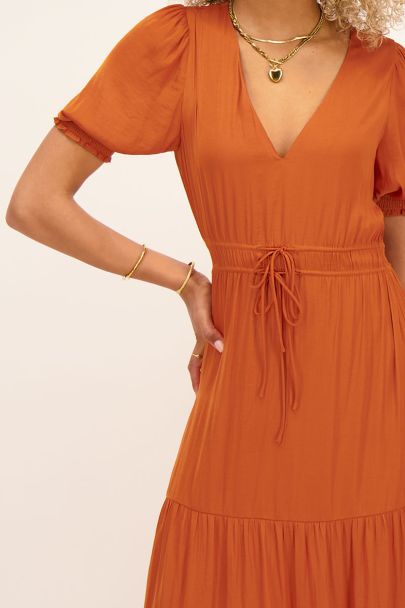 Robe longue rouille avec volants superposés