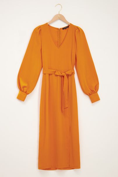 Orangefarbenes Midikleid mit Schlitz und Gürtel