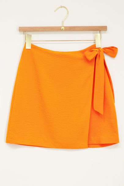Oranje wikkelrok met knoop