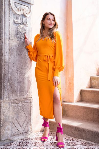 Oranje midi jurk met split & ceintuur