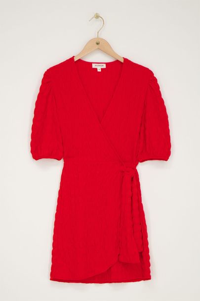 Rotes Kleid mit Überschlag und Struktur