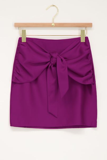 Paarse rok satijnen look met knoop