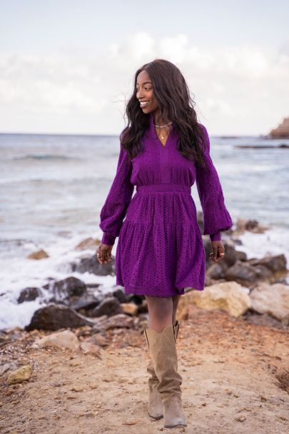 Robe violette avec crochet et col à fronces