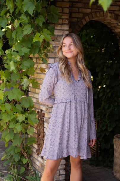Robe violette avec imprimé graphique et volants