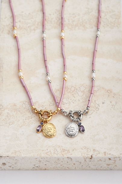 Collier de perles violettes avec fermoir et pendentifs