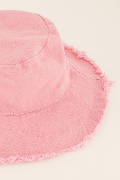 Pinker Bucket Hat mit ausgefranstem Rand