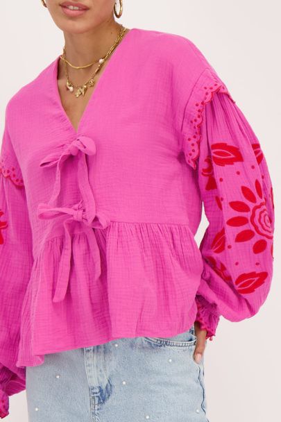 Pinke Musselinbluse mit Stickerei und Schleifen