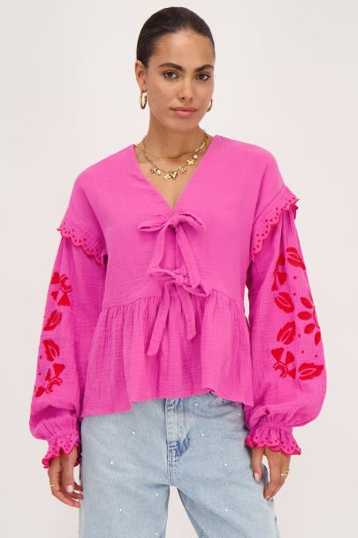 Pinke Musselinbluse mit Stickerei und Schleifen