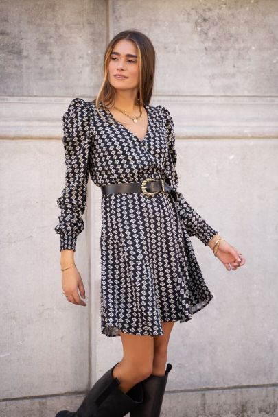 Schwarzes Kleid mit Shapes-Print