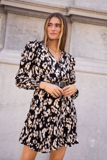 Schwarzes Kleid mit braunem Leopardenmuster