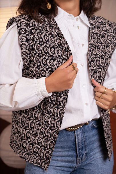 Zwart gilet met beige bohemian print