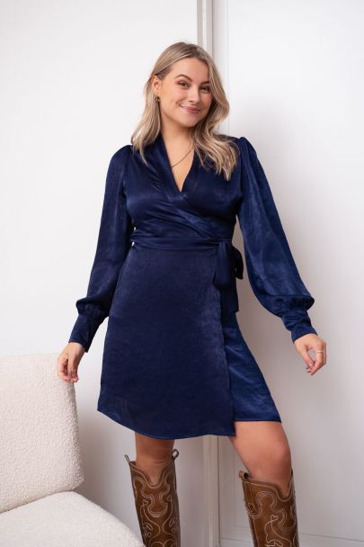 Blauwe satijnen look wikkeljurk