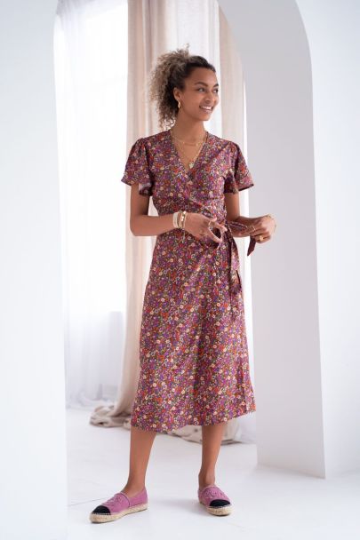 Grünes Midikleid mit mehrfarbigem Blumenprint