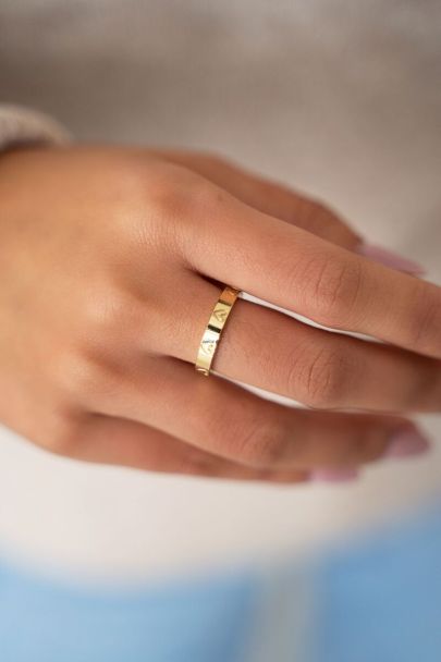 Ring with engraved hearts