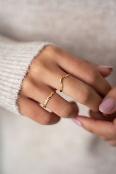 V-shape ring