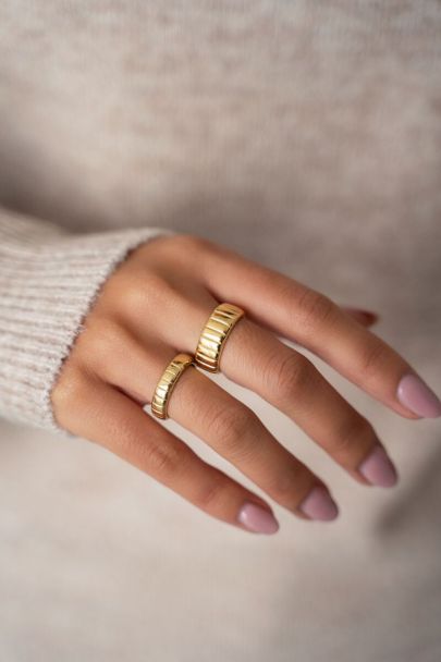 Iconic smalle ring met ribbels