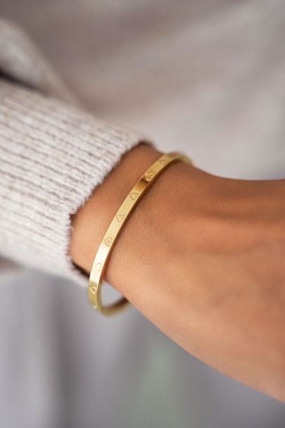 Bangle with engraved hearts