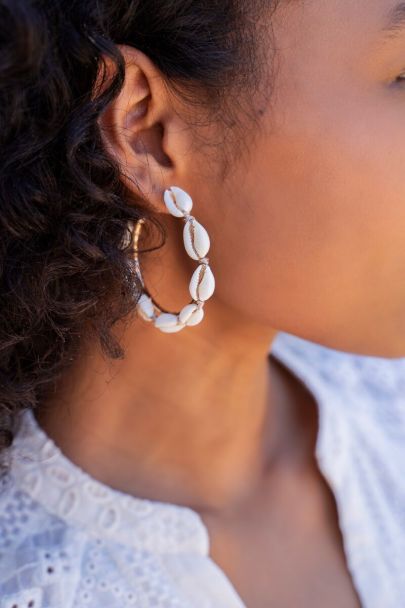 Statement seashell earrings 