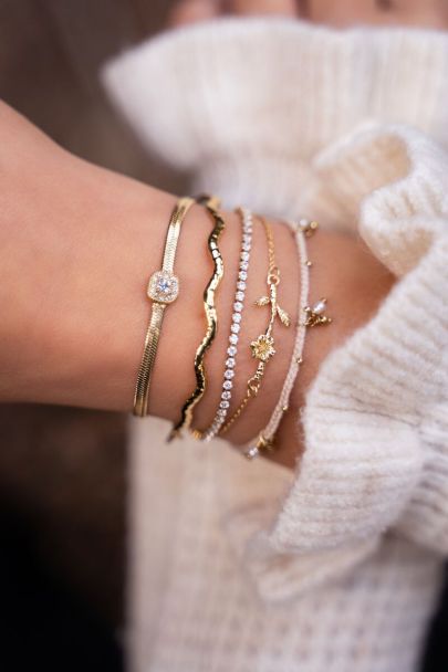 Flat chain bracelet with stone